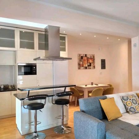 Stylish -Modern Apartment Heart Of Marousi เอเธนส์ ภายนอก รูปภาพ