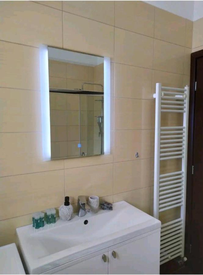Stylish -Modern Apartment Heart Of Marousi เอเธนส์ ภายนอก รูปภาพ